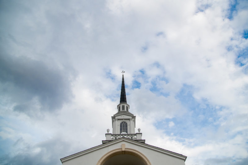 白雪教堂的尖顶和天空