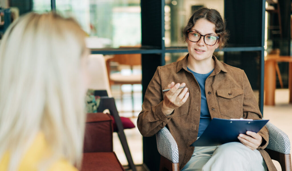 A female psychologist advises a client.